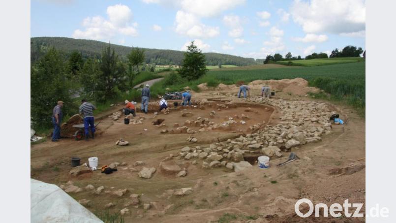 Die Grabungsstelle am Oberen Horster in Zangenstein: Gut sichtbar die Reste des breiten Steinkreises, der ein hallstattzeitliches Hügelgrab einsäumte. Links am Bildrand ist Toni Rauen zu sehen. Bild: exb/Engelhardt