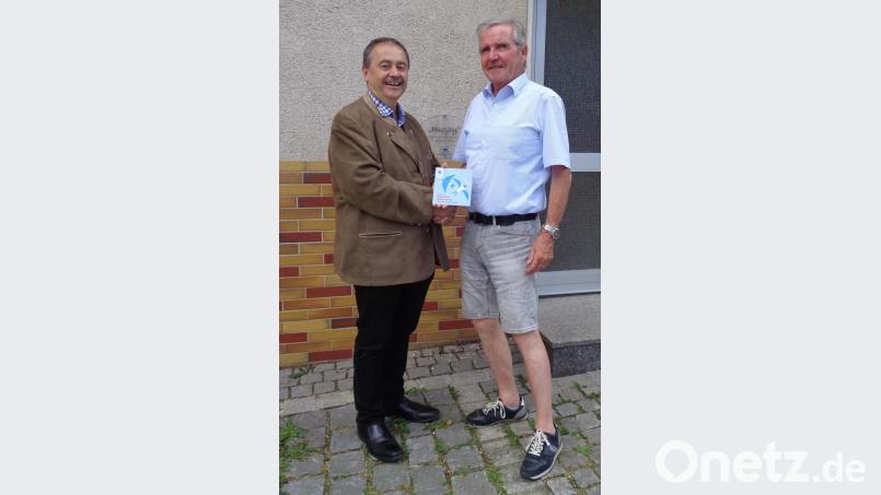 Paul Lingenhöhl vom LBV-Kreisverband (rechts) überreicht Bürgermeister Peter Dotzler die Plakette. Bild: dpe