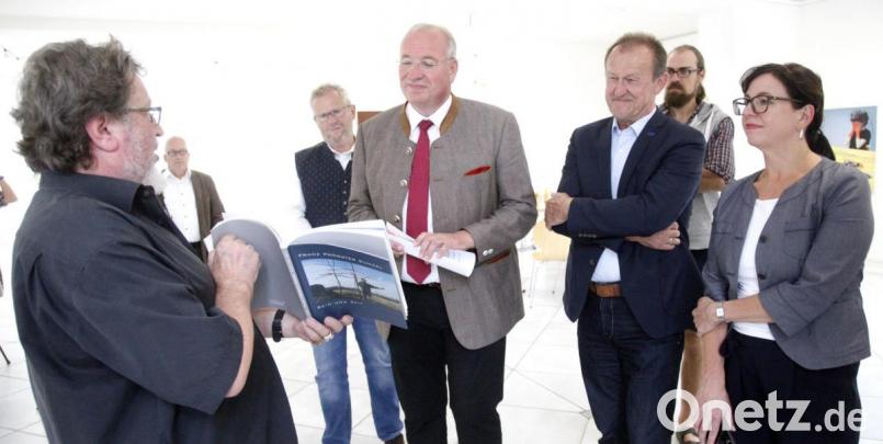 Franz Pröbster Kunzel (links) erläuterte Oberbürgermeister Andreas Feller, dem Bezirkstagspräsidenten Franz Löffler, dem Kulturreferenten des Bezirkstags, Richard Gassner, dem Künstlerkollegen Clemens Söllner und Künstlerhaus-Leiterin Andrea Lamest (von links) die Intention seiner Arbeiten. Bild: Hirsch