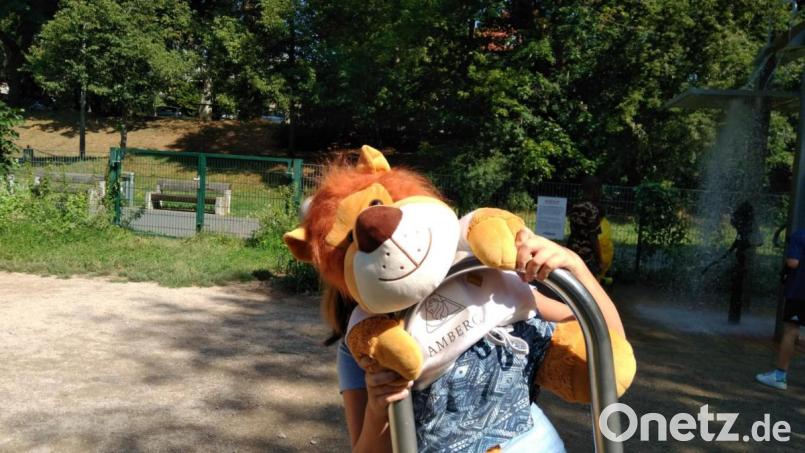 Leo Fitmeier, das Maskottchen der Bewegungs-Challenge der Stadt, begleitete die Kinder ins Erfahrungsfeld der Sinne. Bild: Stadt Amberg/exb