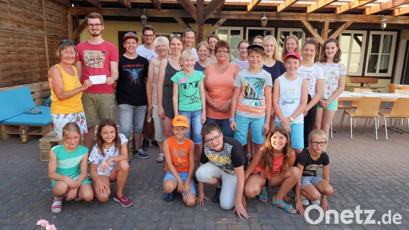 Für ihren umfangreichen Einsatz und das Engagement bei der Renovierung des Friedenfelser Jugendheims überreichte die Vorsitzende des Müttervereins, Monika Seidel, an Oberministrant Maximilian Heindl eine Spende von 250 Euro. Die Ministranten freuten sich zusammen mit den Vertretern des Müttervereins. Bild: bsc