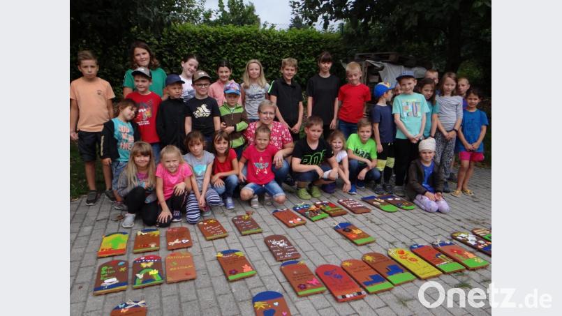 Stolz präsentierten die Kinder ihre Dachziegel, die sie bei der Ferienaktion des OGV mit Kreativität und Fantasie verschönerten. Bild: frd