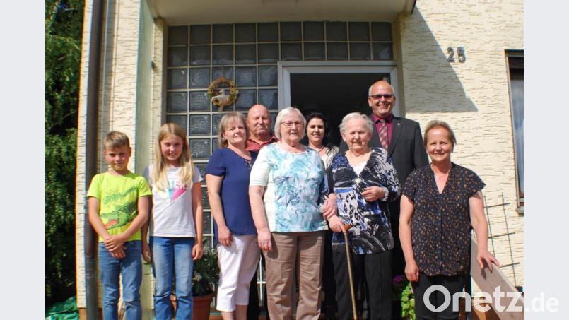 Hildegard Zant (Zweite von rechts) an ihrem 80. Geburtstag mit Tochter Angela, Bürgermeister Klaus Meyer, Christa Dietl als Vertreterin der Pfarrei, ihrer Schwester Elfriede Männer, Sohn Wolfgang, Tochter Martina und den Urenkeln Svenja und Adrian (von rechts) Bild: enz