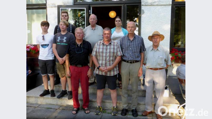 Den Gewinnern des Sommerschießens gratulierten Schützenpräsident Hanns-Peter Oechsner (hintere Reihe, Zweiter von links) und Sportleiterin Regina Feuerer (hintere Reihe, Zweite von rechts Bild: lj