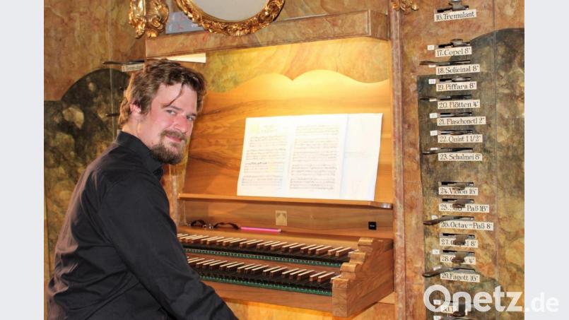 Martin Sturm an der traumhaften Orgel in der Schulkirche: 26 Register und 1554 Pfeifen bieten dem Organisten, Komponisten und baldigen Professor reichlich Spielraum für klangvolle Improvisationen. Bild: Dagmar Williamson, dwi