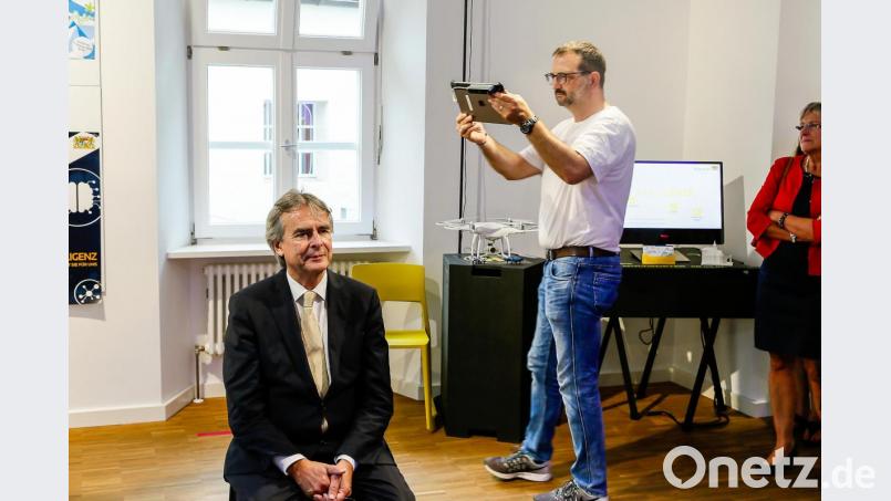 Reinhard Greiner (stehend) scannt im Bayern-Lab den Kopf von Regierungspräsident Axel Bartelt. Der resultierende 3-D-Druck wird nachgereicht. Bild: Hösamer
