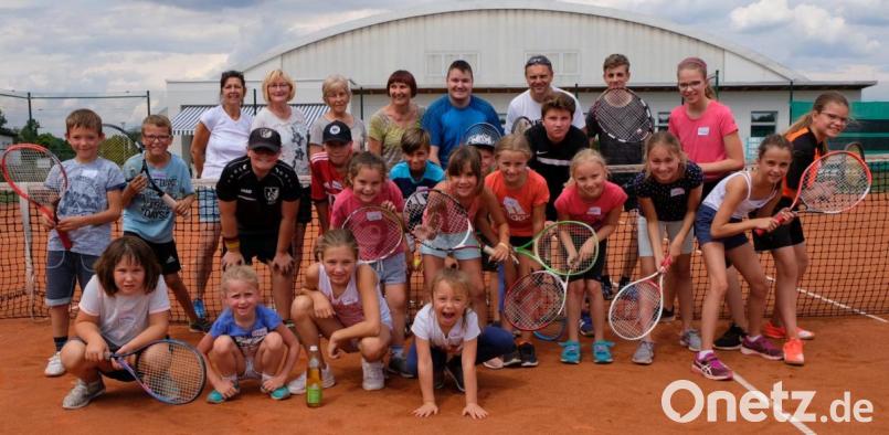 Tennis ist wieder gefragt: 20 Kinder fanden sich zum Schnuppertraining ein. Bild: mab