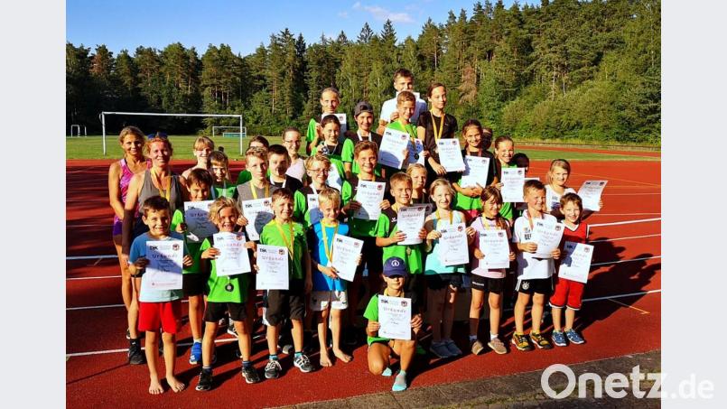 Knapp 50 Sportlerinnen und Sportler kämpfen bei den Leichtathletik-Stadtmeisterschaften um die besten Zeiten und die größten Weiten. Bild: bgm