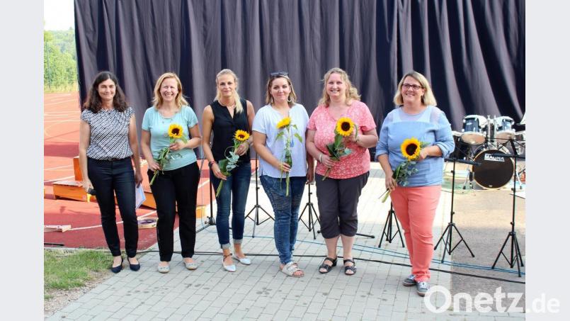 Dem fleißigen Elternbeirat wurde im Rahmen des musikalischen Abends für sein rühriges Tun während des ganzen Schuljahres gedankt. vl. Heidrun Leitz (Schulleiterin), Andrea Beyer, Linda Denk, Nadine Peterlein, Frau Günther, Frau Zott Bild: wec