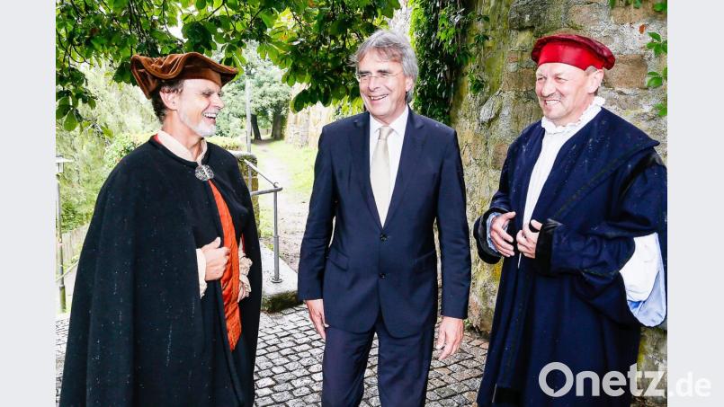 Da haben drei gut lachen: Albert Bruckner (links) und Ulrich Süß (rechts) spielten für Regierungspräsident Axel Bartelt (Mitte) am Fleischtörl einen Ausschnitt des „Venezianischen Kaufmanns“. Bild: Hösamer