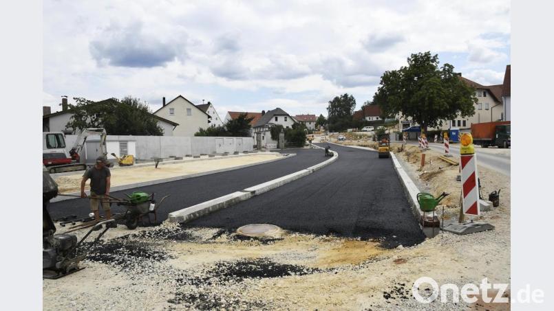 Hier entsteht keine gewöhnliche Straße: Auf dem neuen Kümmersbrucker Dorfplatz wird eine Asphaltschicht aufgebracht, auf der dann gepflastert wird. Bild: Petra Hartl