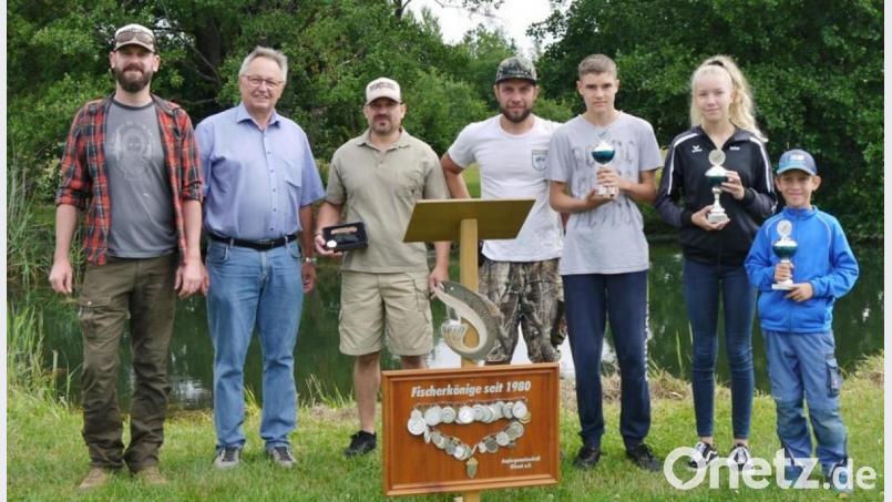 Bei ihrem Ferienprogramm ehrt die Vilsecker Anglergemeinschaft auch ihre Vereinsmeister (von links): Vorsitzender Christian Specht, Dritter Bürgermeister Heinrich Ruppert, Fischerkönig und Vereinsmeister Michael Schönl, Jugendbetreuer Andreas Schreiner, Zweiter Jugendmeister Dominik Straßheim, Jugend-Vereinsmeisterin Selina Straßheim und Dritter Jugendmeister Linus Lindner. Bild: rha