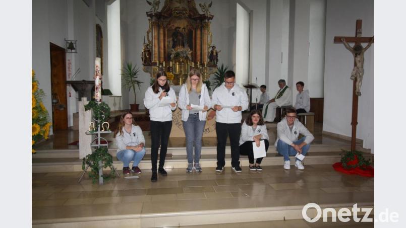 Sein Leben gleichermaßen selbst- wie verantwortungsbewusst im Geiste des Evangeliums gestalten: Dazu ermuntert die Burkhardsreuther Landjugend in den von Regina Hey (links) verfassten Denkanstoßtexten zum Jugendgottesdienst &quot;Carpe diem&quot; in der Jakobuskirche. Bild: bjp