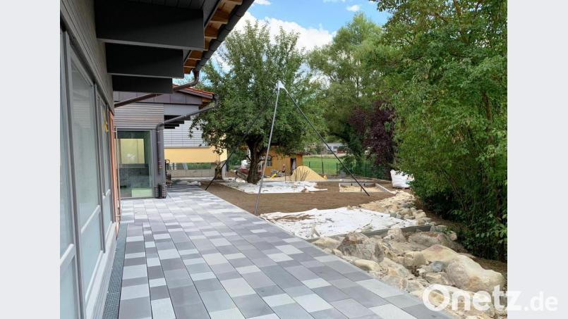 Die Außen-, Spiel- und Gartenanlagen des neuen Kastler Kindergartens nehmen Gestalt an und werden rechtzeitig fertig. Bild: jp