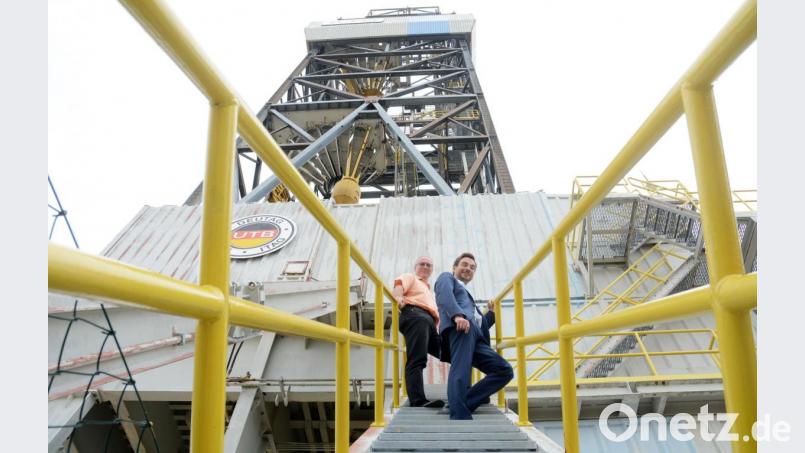 Bislang ist der KTB-Turm nur bis zur Bohrplattform in etwa 17 Meter Höhe begehbar. Der Leiter des Geo-Zentrums Frank Holzförster (links) und CSU-Landtagsabgeordneter Stephan Oetzinger wollen ihn bis in ein paar Jahren bis zur Spitze zugänglich machen. Bild: Gabi Schönberger