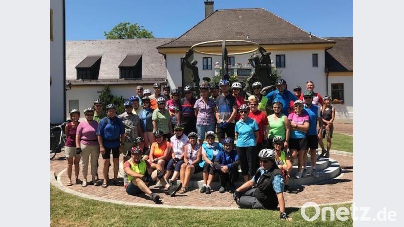 Vor dem Sieben-Schwaben-Brunnen in Türkheim legten die Radler eine Verschnaufpause ein. Bild: jzk