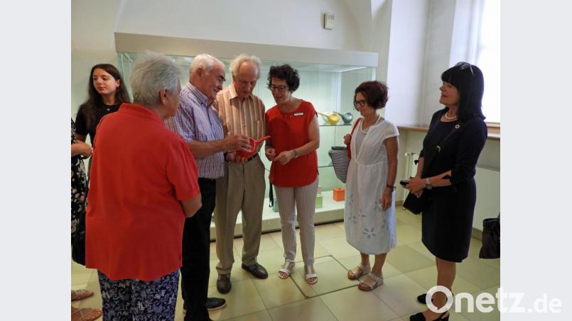 Die Chefin des Internationalen Keramikmuseums, Stefanie Dietz (Dritte von rechts), gewährt rund 20 Besuchern einen tiefen Einblick in das Lebenswerk der Keramikerin Hedwig Bollhagen. Bild: Winkler