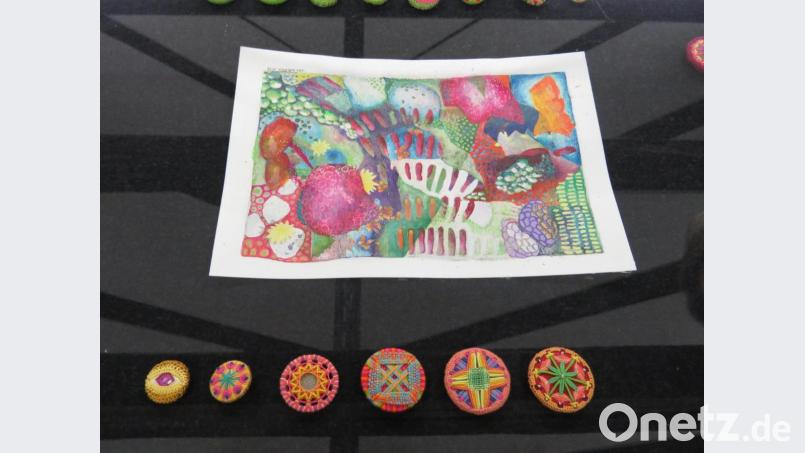 Was an Kunst auf dem Blatt Papier zu sehen ist, wird bei den handgewickelten Posamentenknöpfen umgesetzt. Bild: ubb