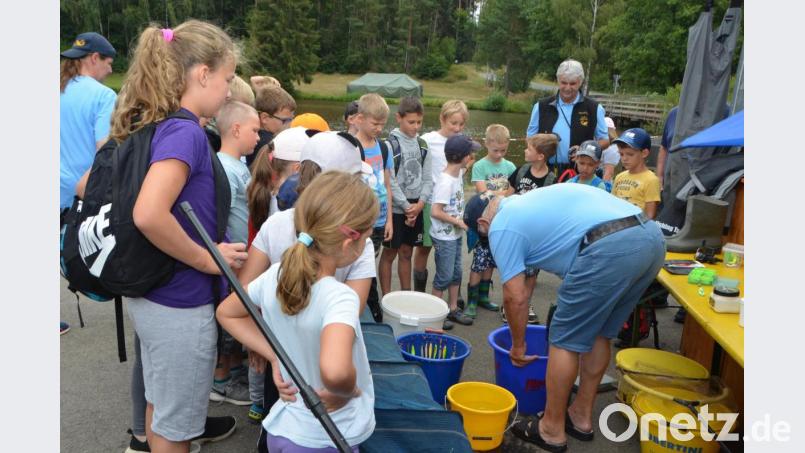 Johann Dittmann mischte das Fischfutter zusammen, mit dem die kleinen Angler dann am Weiher anrückten. Bild: dob