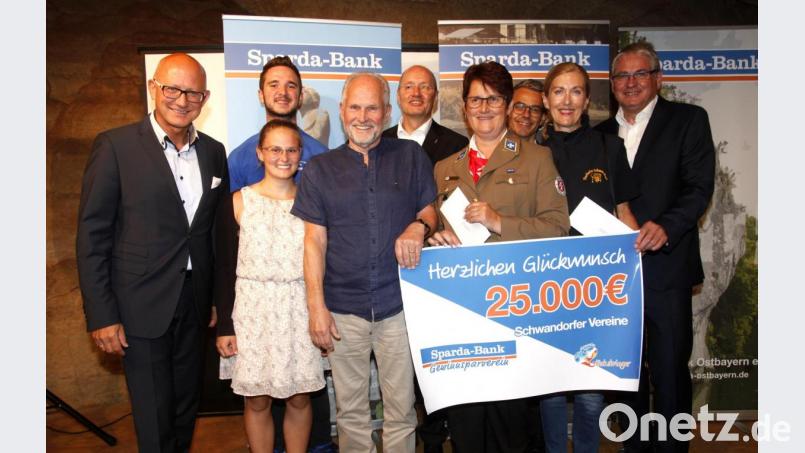 Der Vorstandsvorsitzende der Sparda-Bank, Georg Thurner (links), überreichte an die Vertreter der Gewinnervereine Schecks in Höhe von insgesamt 25 000 Euro. Bild: Hirsch