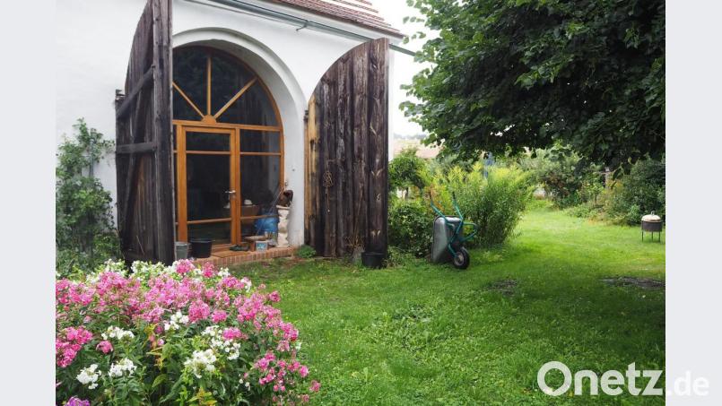Künstler Heiko Herrmann ist stolz auf den Zehentstadel, der viel Platz fürs Atelier bietet und einen großen Garten - ideal für Ausstellungen. Bild: bl