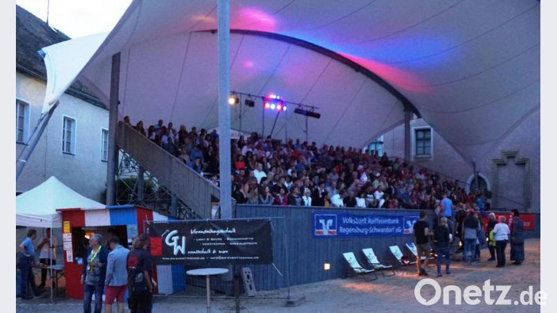 Die Festspiel-Tribüne im Burghof war am ersten Abend des Kinosommers 2019 ausverkauft. Bild: weu