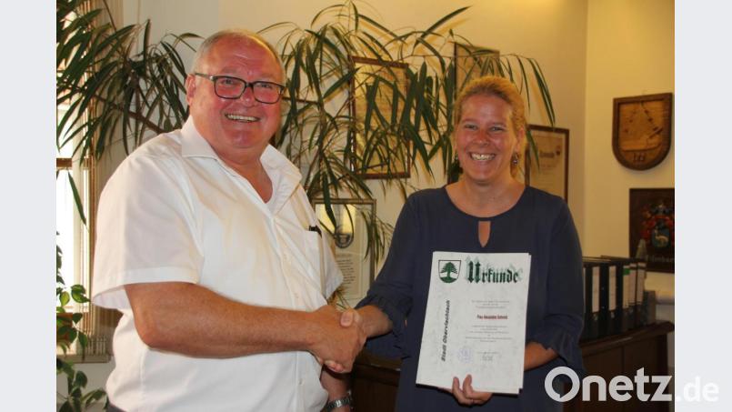 Bürgermeister Heinz Weigl bestellte Verwaltungshauptsekretärin Alexandra Schmid zur Standesbeamtin. Bild: frd