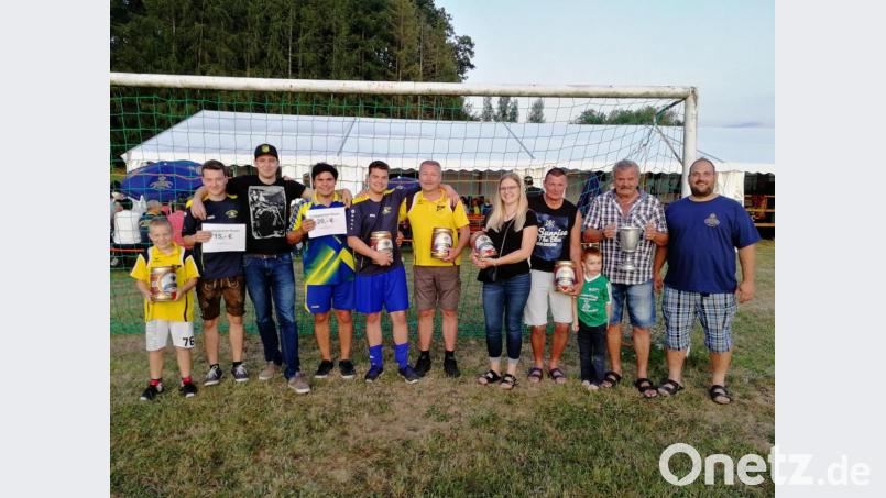 Erstmals wurde ein Wanderpokal ausgespielt, den sich die &quot;Kulmerer&quot; sicherten. Im Bild die Vertreter der beteiligten Mannschaften. Bild: exb