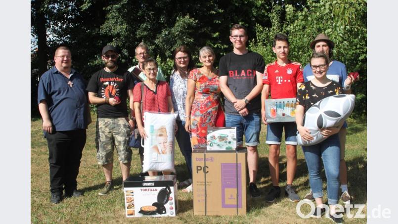 Die Gewinner der Tombola mit Hauptgewinnerin Sabine Käck (rotes Kleid). Vorsitzenden der Römer XII, Martin Herrmann, (rechts daneben) und zweite Vorsitzende Tanja Sperber (links daneben) gratulieren. Bild: wrt