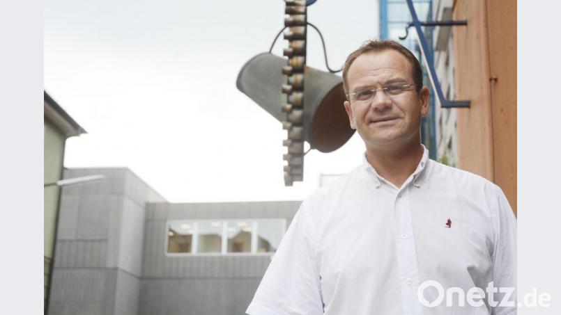 Daniel Pufke. unter seinem Aushängeschild, dem &quot;Stadtkrug&quot; in der Wolframstraße. Im Hintergrund das Nordoberpfalz-Center, in dem der 43-Jährige mit seiner Lebenspartnerin ein Eiscafé sowie ein Bistro einrichten und betreiben wird. Bild: Gabi Schönberger
