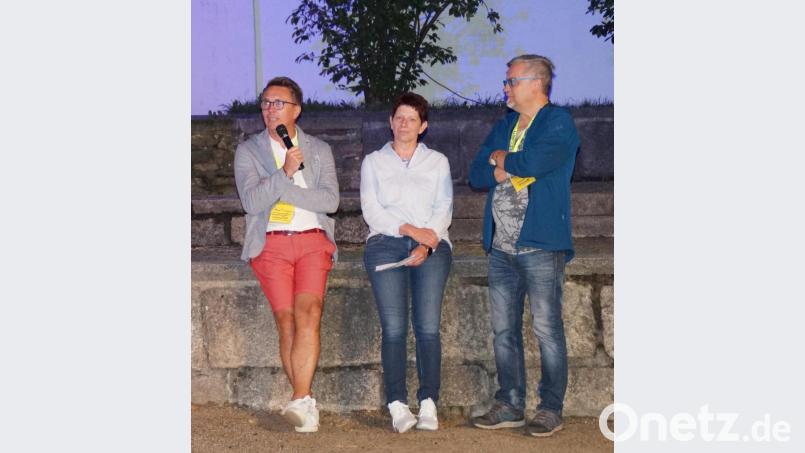 Die Initiatoren Helmut Hartinger (links) und Peter Schmid begrüßten gemeinsam mit der stellvertretenden Bürgermeisterin Margit Reichl die Gäste und gaben eine kurze Einführung. Bild: weu