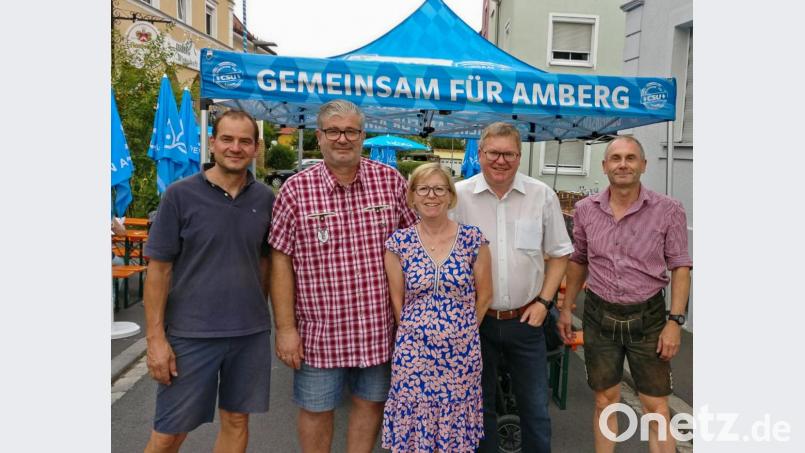 Über eine gelungene Eisbergkirchweih freuten sich die Vertreter der CSU Eisberg: Stefan Prüfling, Vorsitzender Manfred Rauscher, Gertraud Neiswirth (von links) und Reiner Donhauser (rechts) sowie Oberbürgermeister Michael Cerny (Zweiter von rechts). Bild: Helmut Weigl