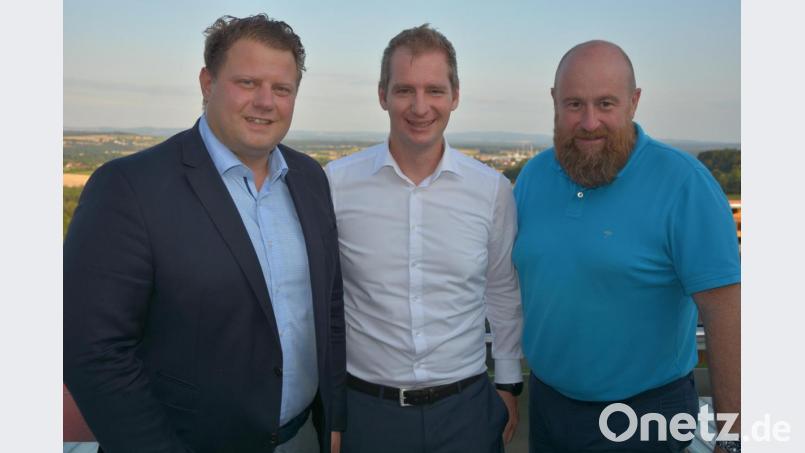 Matthias Segerer (Mitte) von der IHK Regensburg stellte den Mitgliedern des Gewerbefördervereins die Aktion „Heimatshopping“ vor, die am 21./22. September in Mitterteich über die Bühne gehen wird. Vorsitzender Stefan Grillmeier (links) und sein Stellvertreter Holger Paschedag unterstützen diese Aktion vorbehaltlos. Bild: jr