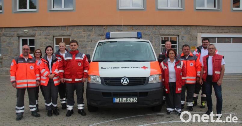 Die Helfer-vor-Ort-Gruppe Wiesau benötigt ein neues Fahrzeug. Derzeit behelfen sich die Aktiven mit einem BRK-eigenen Ersatzauto. Bild: wro