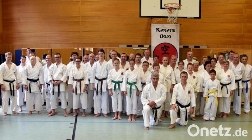 Die Karate-Lehrgänge beim Dojo des SV Störnstein ziehen Kampfsportler aus einem weiten Umkreis an. Schon zum 14. Mal konnte Spartenleiter Markus Reisnecker (vorne, rechts) den profilierten Großmeister Fritz Oblinger (vorne, links) begrüßen. Bild: bgm