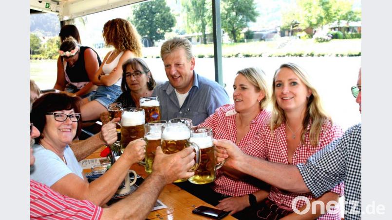Mit dem Schiff auf der Donau in die Drei-Flüsse-Stadt Passau war für die Feuerwehrleute aus der Patengemeinde Kirchlengern eine besondere Erfahrung. Prosit! Bild: es