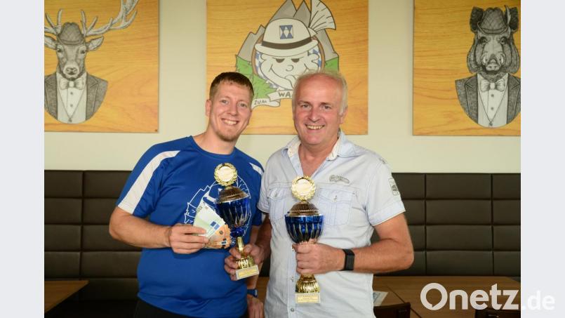 Wolfgang Schlitter überreicht Georg Wismann die Siegerpokale. Bild: bey