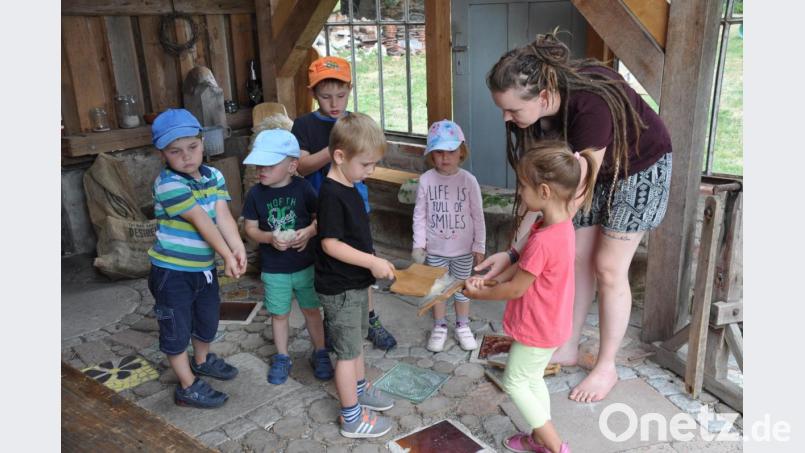 Magdalena Wolf (rechts) zeigte den Mädchen und Buben, wie die Wolle ihrer Schafe verarbeitet wird. Bild: ak