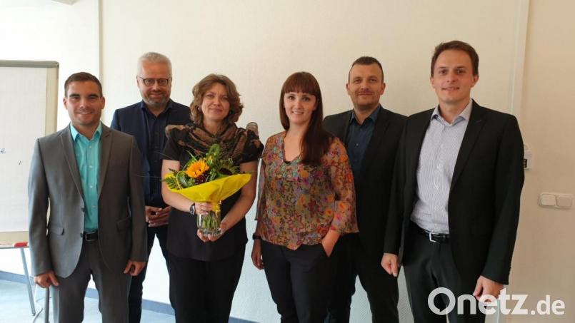 Mit Blumen bedankten sich Philipp Kroher, Roman Melzner (von links), Christoph Heinl, Florian Bayer und Cornelia Wöhrl bei Sylvia Lehmann für den Englischunterricht. Bild: mez