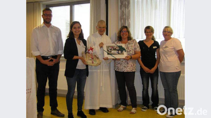 Fachbereichsleiter Andreas Neugirg (von links) und Regina Brum als Leiterin soziale Betreuung bedankten sich gemeinsam mit Pflegedienstleiterin Kristina Meier (von rechts), ihrer Stellvertreterin Sandra Schmid und Verwaltungsleiterin Iris Riedl bei Pfarrer Hans Riedl für sein Wirken im Senioren-Servicehaus Neusorg. Bild: öt