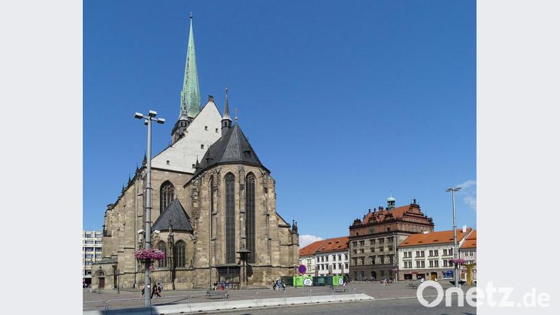 Die Kathedrale St. Bartholomäus in Pilsen und das Rathaus im florentinischen Stil. Bild: Dobmeier