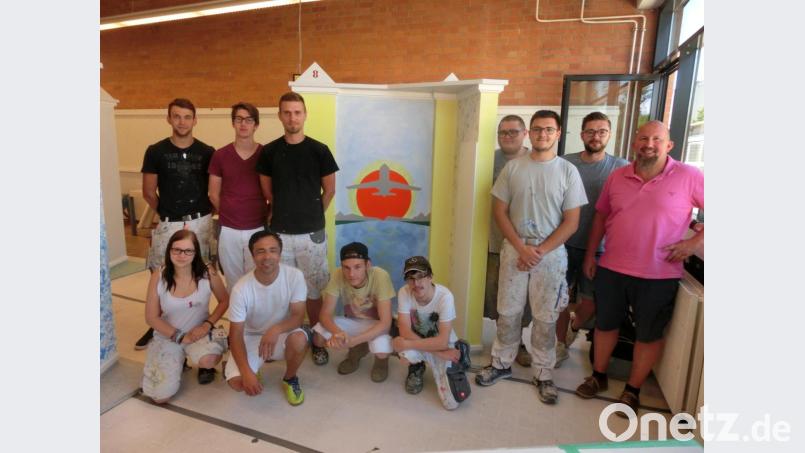 Die Prüflinge zeigen ihre Werke, die sie bei der praktischen Gesellenprüfung hergestellt haben. Bild: exb