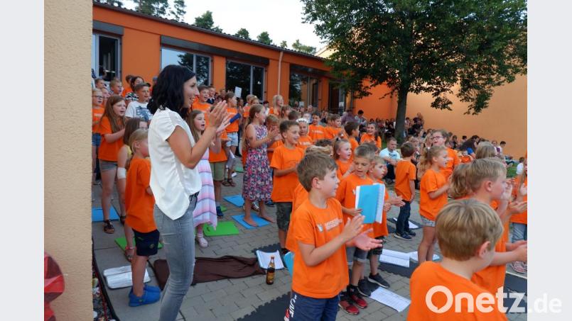 Gemeinsames Singen und Tanzen im zweiten Teil des Abends Bild: wec