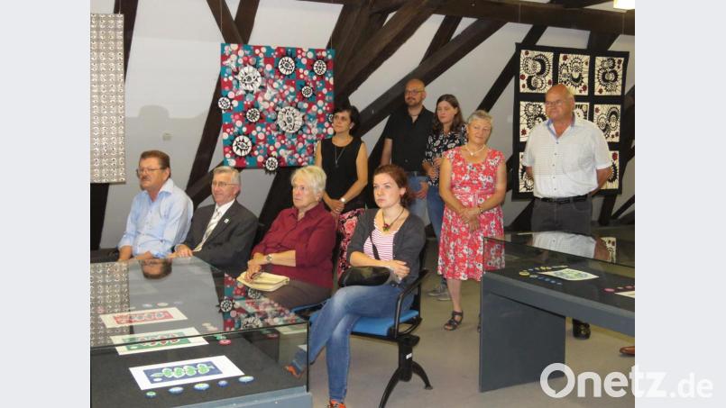 Die Gäste verfolgten aufmerksam die Demonstrationen, wie Posamentenknöpfe hergestellt werden. Bild: ubb