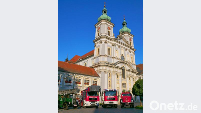 Alt trifft auf neu am Wochenende in der Klosterstadt. Bei ihrem großen Fest kann die Feuerwehr Waldsassen auf eine 150-jährige Geschichte zurückblicken. Aus besonderem Anlass sind Fahrzeuge der &quot;Fo-Feuerwehr&quot; - Oldtimer aus der Sammlung von Wolfgang Fortelny - und der aktuellen Wehr vor der Basilika Waldsassen aufgestellt. Bild: flm