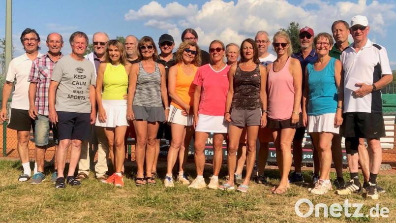 Die mehr als 20 Spieler der DJK und des VfB Weiden spielen ein Mixed-Turnier. Bild: exb