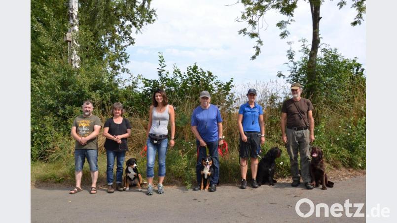 Der Jagdhund und die Begleithunde wurden geprüft. Ausgebildet wurden sie von Hundeobmann Roland Bäumler (links) der Kreisgruppe Vohenstrauß des BJV. Die Prüfung nahm die Regierungsbeauftragte für das Hundewesen Ute Ehebauer (Zweite von links) ab. Bild: gi