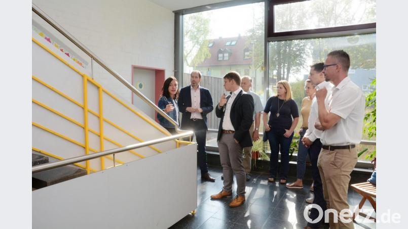Wie geht es weiter? Schulleiterin Tanja Willax-Nickl (von links) zeigt den Anwesenden die Toiletten im Ost-Track der Schule. Mit dabei sind Stadtrat Michael Bihler, OB-Kandidat Benjamin Zeitler, CSU-Fraktionssprecher im Bauausschuss Alois Lukas, stellvertretende Elternbeiratsvorsitzende und Beisitzerin im Förderverein Carmen Hammer, Marion Baierl vom Förderverein der Grundschule, Stadtrat Stephan Gollwitzer sowie Vorsitzender vom Förderverein Ronny Kühnel. Bild: Gabi Schönberger