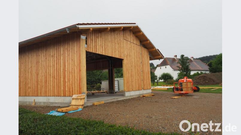 Einst galt der Zehentstadl (im Hintergrund rechts) als stattliches Bauwerk. Jetzt klagt Eigentümer Heiko Herrmann, dass das denkmalgeschützte Gebäude hinter der "Gigantomanie" eines Holzschuppens verschwindet. Bild: bl