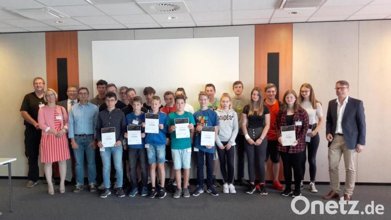 Die ausgezeichneten Schüler der Mittelschule und Realschule Kemnath bei Siemens Healthineers mit Werksleiter Michael Braunreuther (rechts) Bild: hwk
